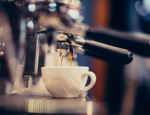 ¿ Cuánto gasta de luz una cafetería media en España? ¿Y como reducirlo ?